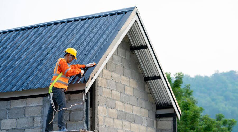 Professional residential roofers in Woodburn, IN